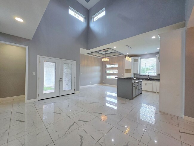 Building Photo - Beautiful Modern 4 Bed/3 Bath/2 Gar Centra...