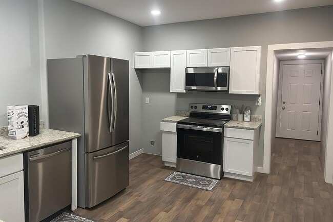 Building Photo - 427 E Southcross