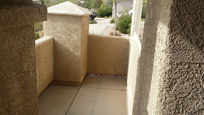 Building Photo - Coral Canyon Home