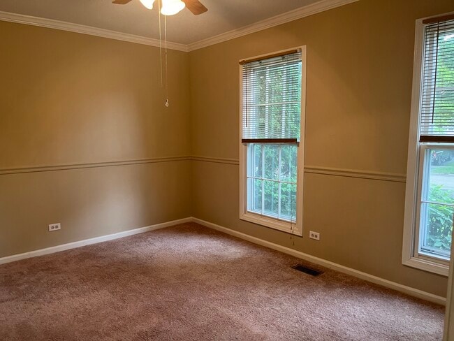 Building Photo - 821 Brentwood Dr