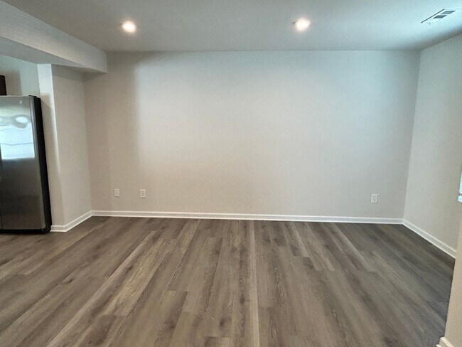 Building Photo - 3 Bedroom 2.5-Bath Home