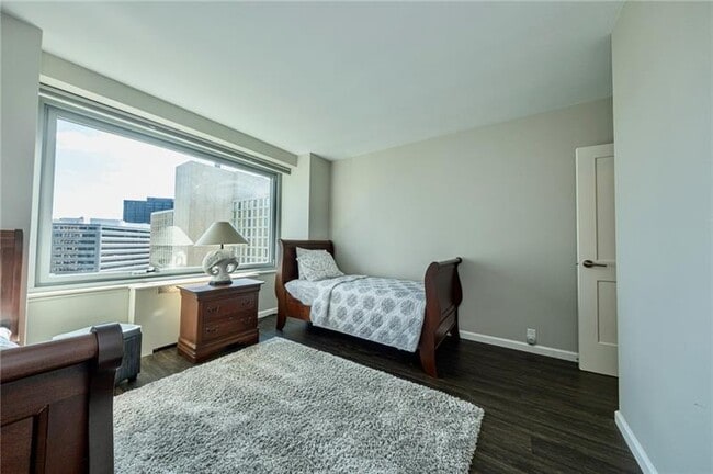 Building Photo - 320 Fort Duquesne Blvd