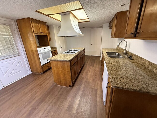 Building Photo - 3 Bedroom/2.5 Bath Silver Creek Subdivision