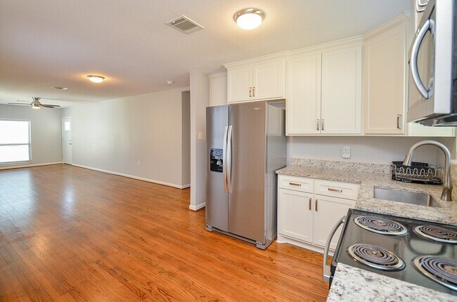 Building Photo - 8153 Lenore St