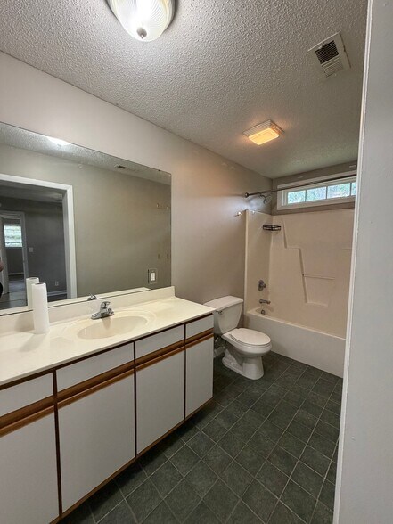 Building Photo - 107 Hartley Dr