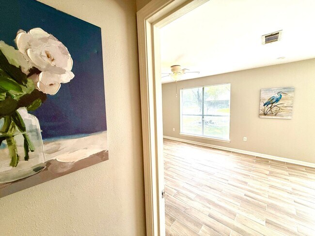 Building Photo - Stylish, Spacious & In a Prime Baton Rouge...