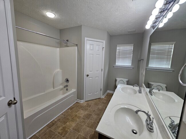 Building Photo - 2676 Delong St