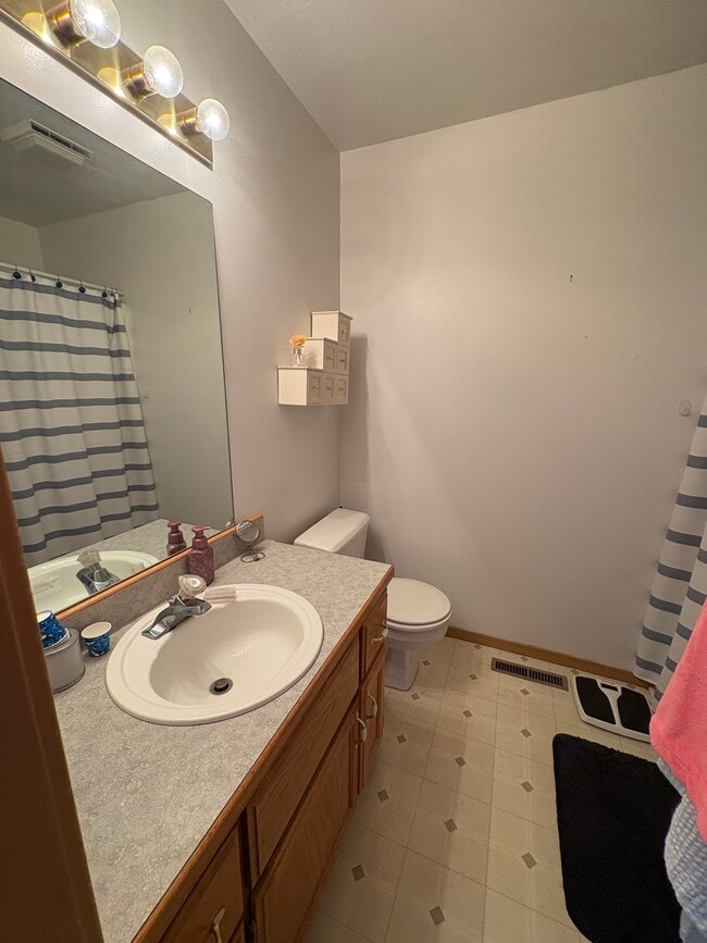 Building Photo - 725-727 Pinhook Drive