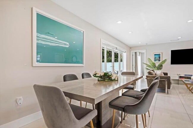 Building Photo - 2112 NE 32nd Ave