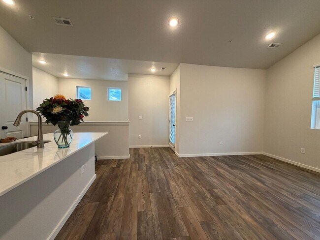 Building Photo - 569 Vicot Wy