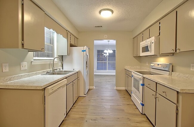 Building Photo - 705 Edgewood Ct