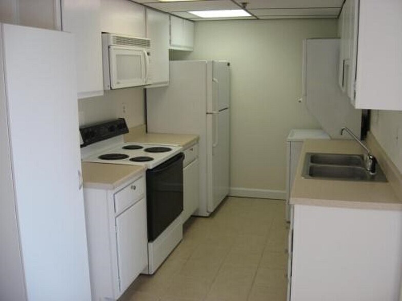 Building Photo - 5911 Edsall Rd., APT #705