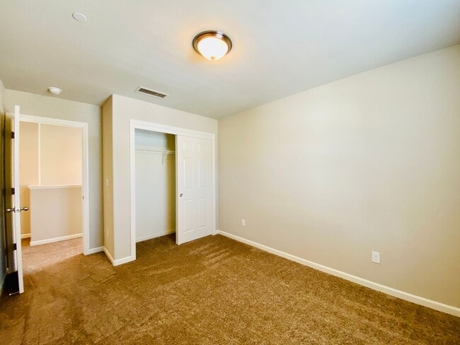 Building Photo - $2,250 DeWolf & Barstow, 3 Bedroom - Joy Dr, Clovis / Community Pool