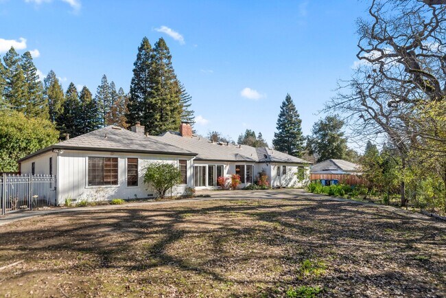 Building Photo - Beautiful big house with great school district. Gustavo Lopez AMSI