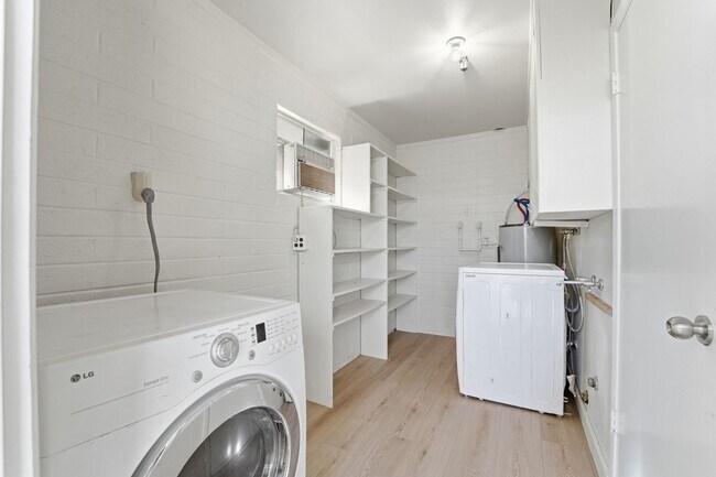 Building Photo - Spacious 3 Bed in Dreamland Villa | Corner Lot + Circular Drive