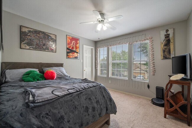 Building Photo - 922 Satellite View