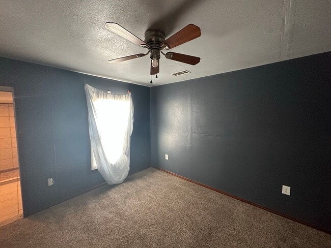Building Photo - 2 Bed 1 Bath Home