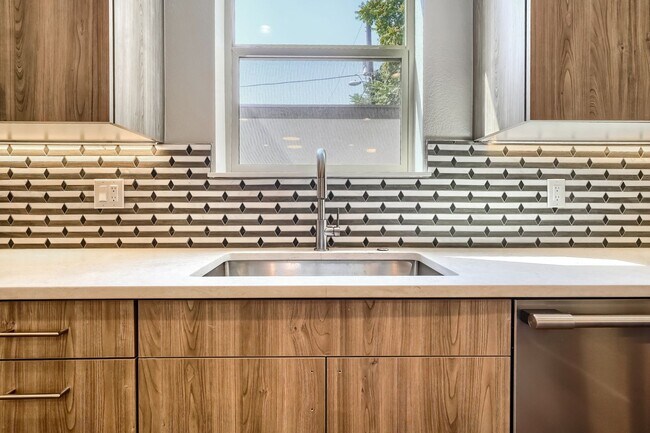 Building Photo - 3 bedroom / 3.5 bath Townhome + 2 Large Flex Spaces & Spacious Roof Top Deck!