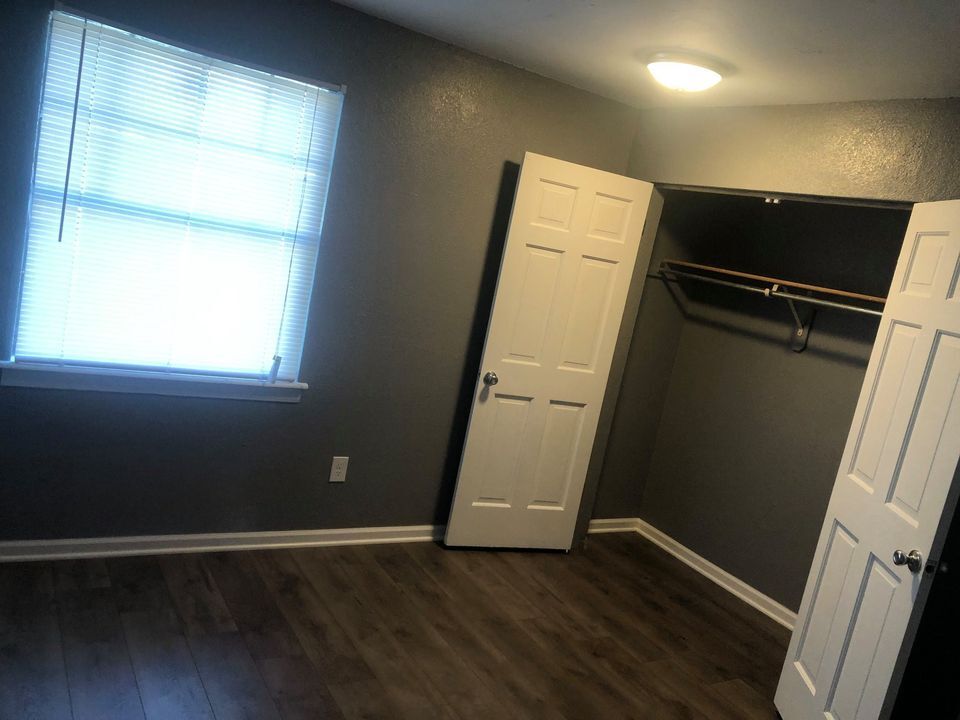 Building Photo - 300 N Thorpe St