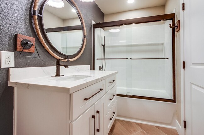 Building Photo - 1204 Palomar Pl