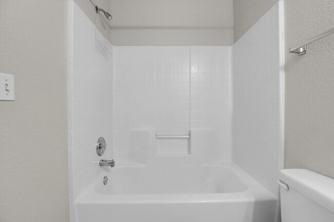 Building Photo - $1,800 3 Bed, 2 bath Home located in Denver with in Unit Laundry!