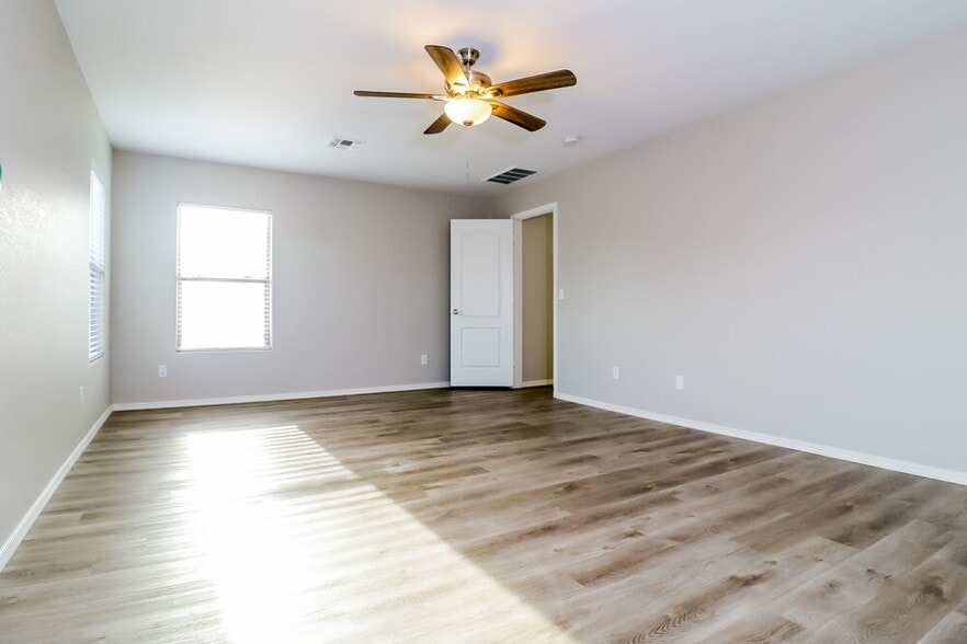 Building Photo - 6326 W Harwell Rd