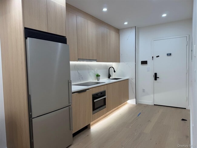 Building Photo - 168 E 111th St