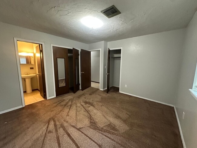 Building Photo - 3 Bed, 1 1/2 Bath, 1 Car Garage