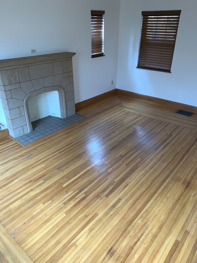 Building Photo - Lovely Two Bedroom Home on a Quiet Street