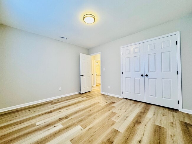 Building Photo - 40 Pine Dr