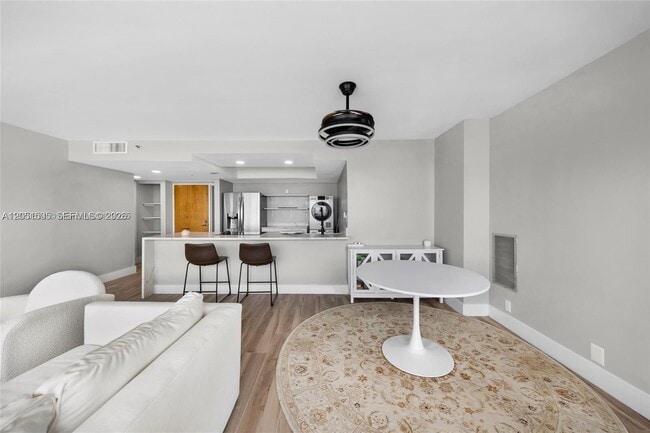 Building Photo - 7601 E Treasure Dr