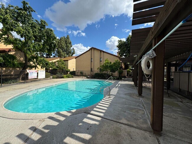 Building Photo - Spacious 2/1 Condo in Gated Community