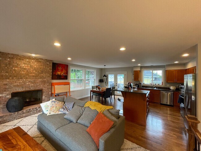 Building Photo - Spacious Corner-Lot Home 4 bed 3 bath – Gr...