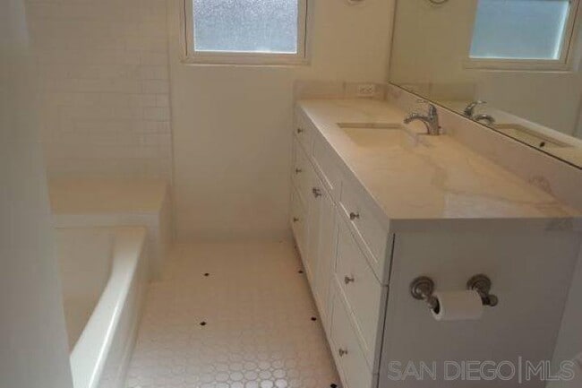 Building Photo - 6210 Mesita Dr