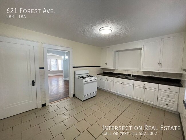 Building Photo - 621 Forest Ave