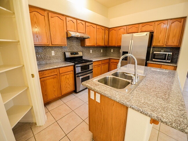 Building Photo - "Charming 3-Bed Oasis with 2 Baths in Heart of Las Vegas - 1884 Sq Ft of Comfort!"