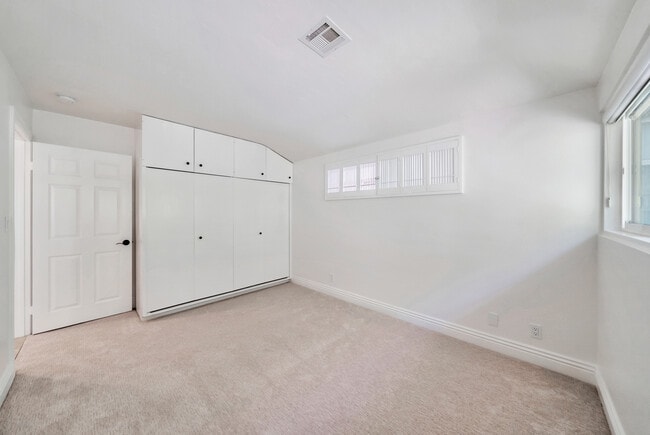 Building Photo - 3116 Breakers Dr