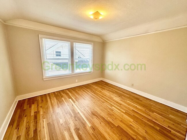 Building Photo - 3 Bed 1 Bath Unit in Ne Portland