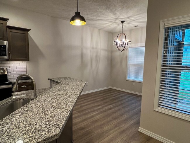 Building Photo - NEW LUXURY 3 BED 2 BATH 2 CAR GARAGE DUPLEX