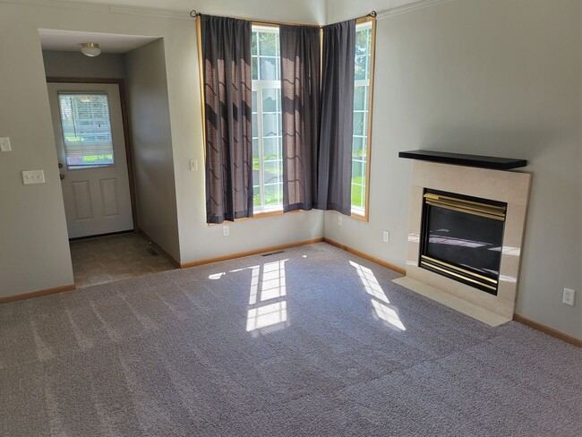 Building Photo - Spacious End Unit Townhouse