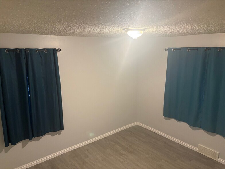 Building Photo - 8757 W Helen Dr