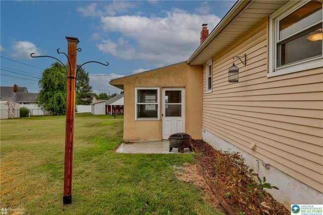 Building Photo - 1557 Greenview Dr