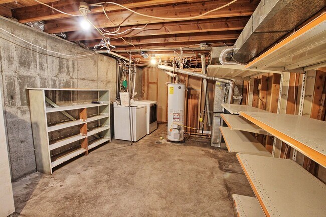 Building Photo - 3 bed 1 and 3/4 bath ranch home