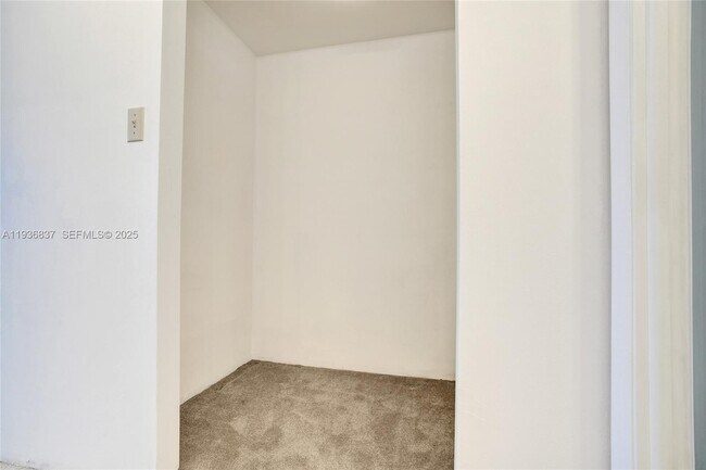 Building Photo - 1200 St Charles Pl