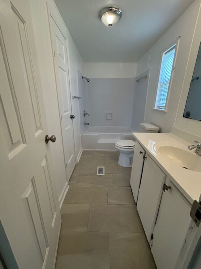 Building Photo - 208 Green Branch Ct