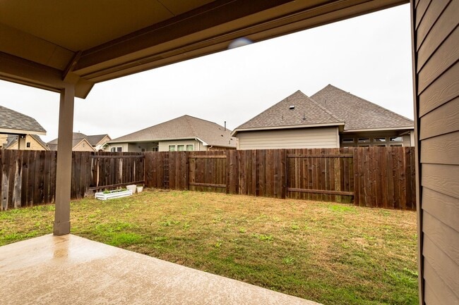Building Photo - Comfort Meets Style – 3BR/2BA Home in Manor!