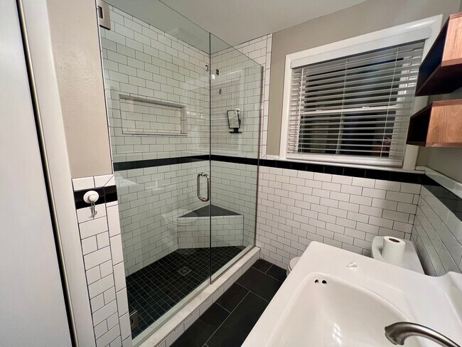 Building Photo - 2110 Croydon Dr