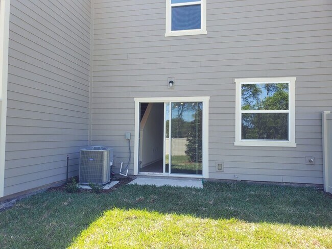 Building Photo - 3BR/2.5BA Townhome in Cul-de-Sac. Garage. Small Pets Welcome! Minutes from Treaty Park!