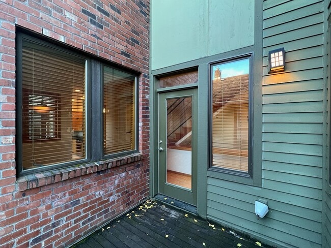Building Photo - AUGUST RENT FREE with LIMITED SHOWINGS AVAILABLE on July 25th! - Gorgeous Townhome Style Condomin...