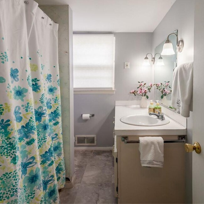 Building Photo - 5097 Wardcliff Dr. Unit A